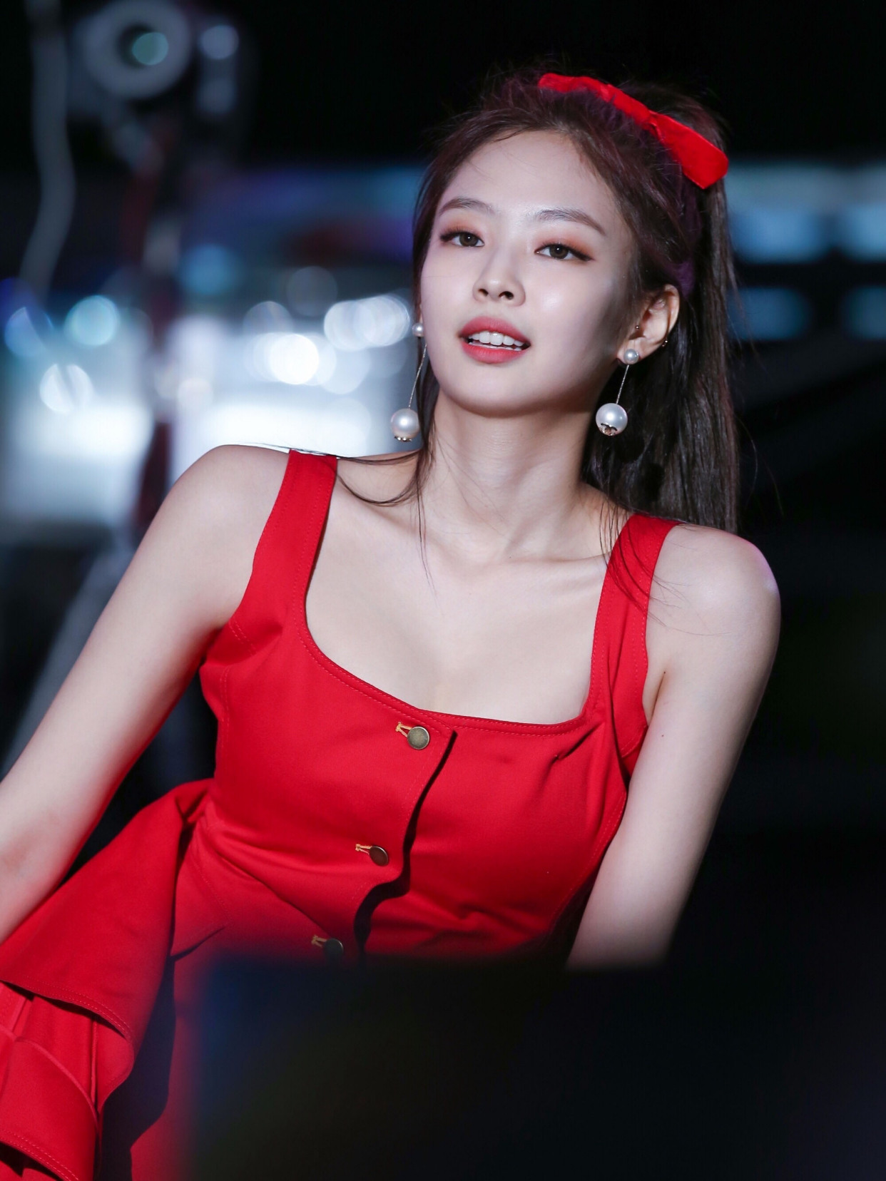 jennie和鞠婧祎,双双挑战蕾丝吊带裙,风格差距竟这么大?